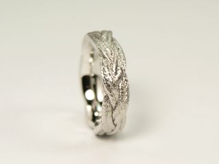 Ring aus Weissgold mit Diamant-Triangel und Brillanten